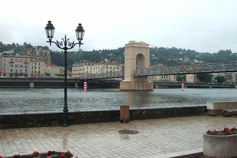 2011-05- (450).JPG - Die Fußgängerbrücke zum anderen Ufer, d.h. vom Département Rhône zum Département Isère